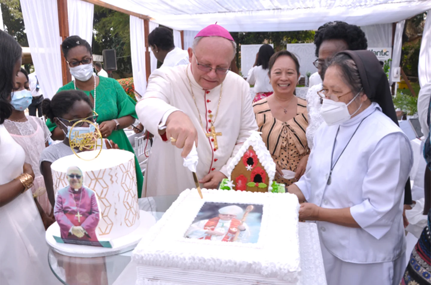 Anniversary guests presenting the celebration cake