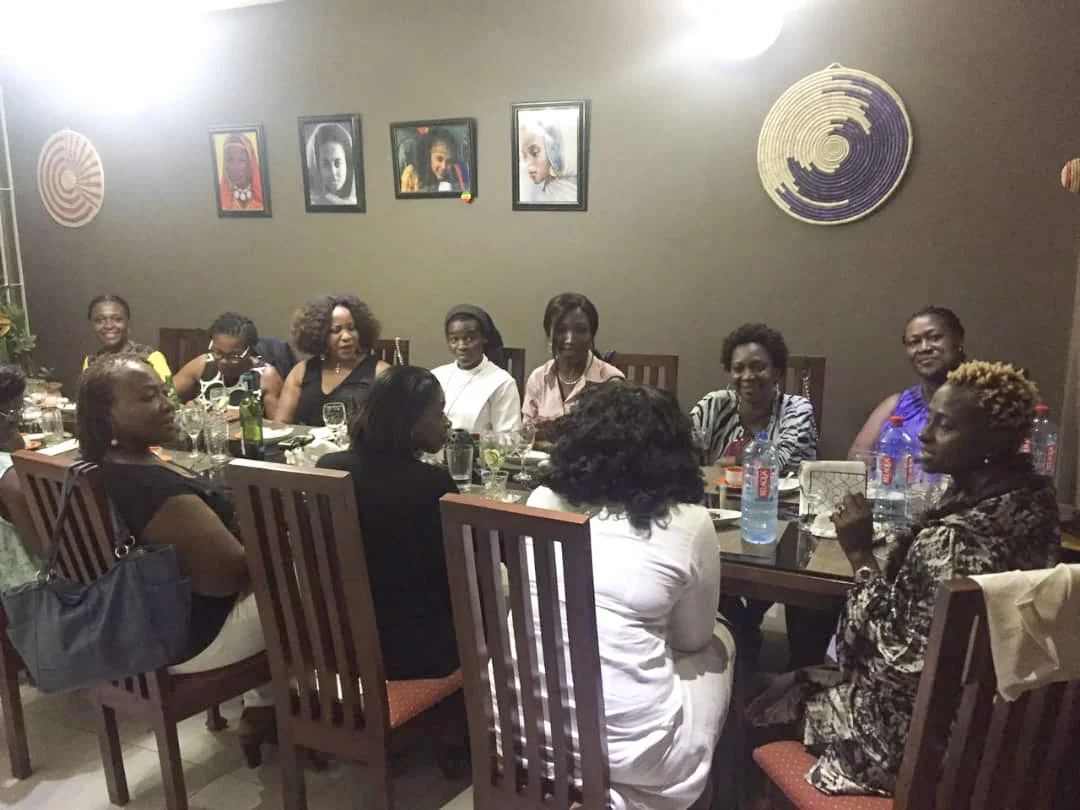 Guests seated together at the fellowship dinner